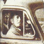 Anciana en el asiento trasero